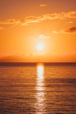 okyanus deniz manzarası yansıması ile güneş doğarken