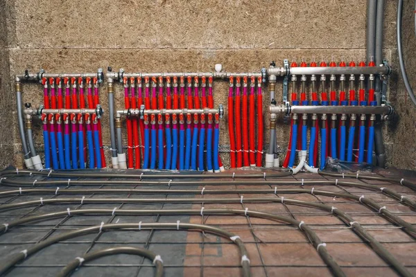 地板下供暖系统的管道收集器 — 图库照片