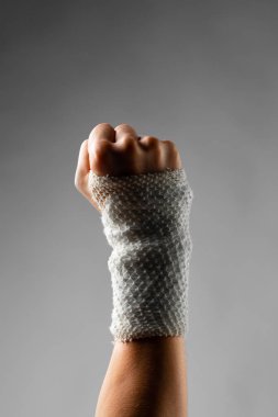 bilek şifa bandaj ile sarılmış