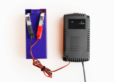 Araba Oto akü şarj cihazı, beyaz arka plan