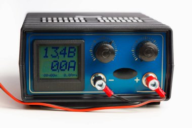 Araba Oto akü şarj cihazı, beyaz arka plan