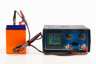 beyaz izole oto akü şarj cihazı,