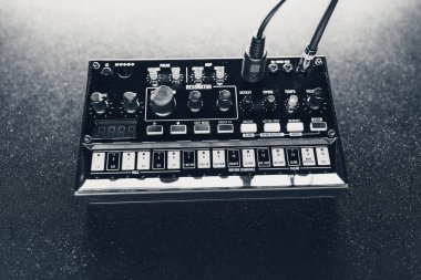 siyah analog synthesizer, yakından görmek