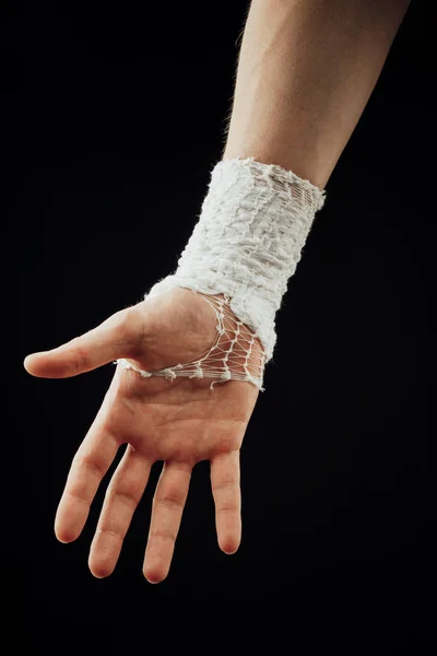 手首が癒しの黒に分離の包帯巻き — ストック写真