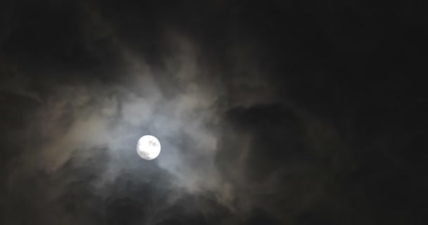 Pleine lune la nuit avec des nuages mouvants 
