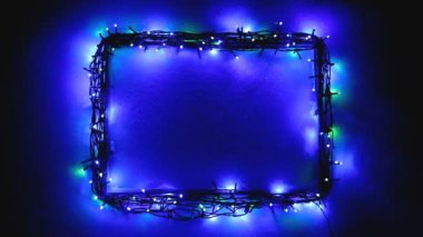 Noel ışıkları çerçeve üzerinde kar arka plan boşluk ile