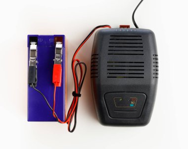 Araba Oto akü şarj cihazı, beyaz arka plan