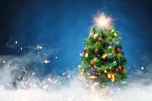 Χριστουγεννιάτικο Δέντρο Ομίχλη Πάγου Μπλε Φόντο — Φωτογραφία Αρχείου