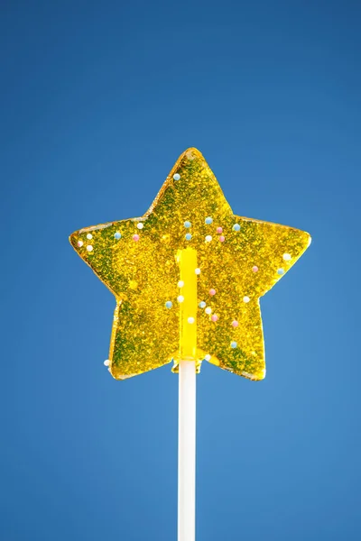 Caramelo Estrella Amarilla Fondo Azul — Foto de Stock