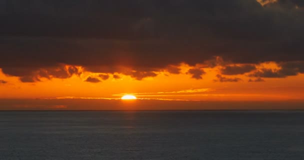 Червоний Схід Сонця Над Поверхнею Морської Води Проміжок Часу Хмар — стокове відео