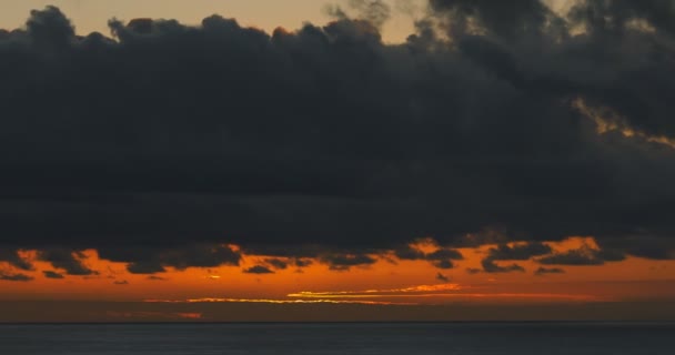 Amanecer Rojo Amanecer Sobre Superficie Del Agua Mar Nubes Lapso — Vídeos de Stock