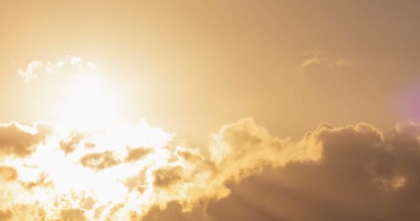 移動雲時間の経過以上の太陽光線 — ストック動画