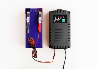 Araba Oto akü şarj cihazı, beyaz arka plan