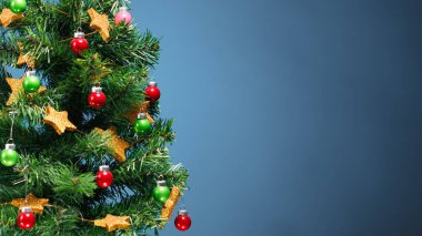 Noel ağacı parçası süslemeleri, mavi arka plan ile