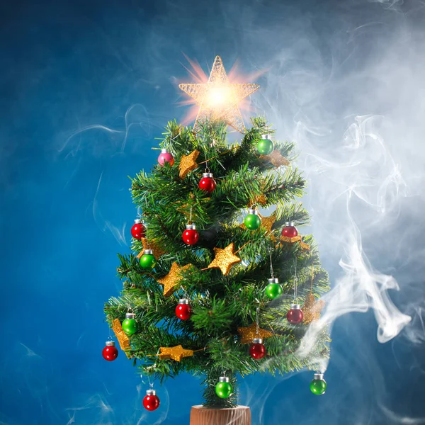 Jeges Köd Kék Háttérben Karácsonyfa — Stock Fotó