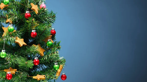 圣诞树部分与装饰 蓝色背景 — 图库照片