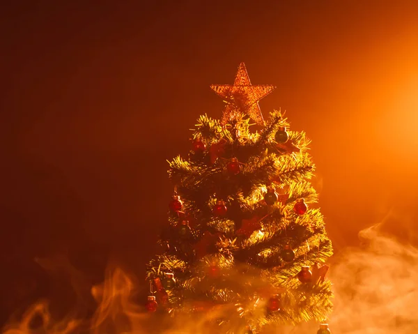 Χριστουγεννιάτικο Δέντρο Ομίχλη Πάγου Πορτοκαλί Φόντο — Φωτογραφία Αρχείου