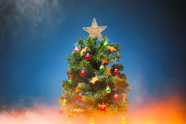 Karácsonyfa Vörös Izzás Fény Kék Háttér — Stock Fotó