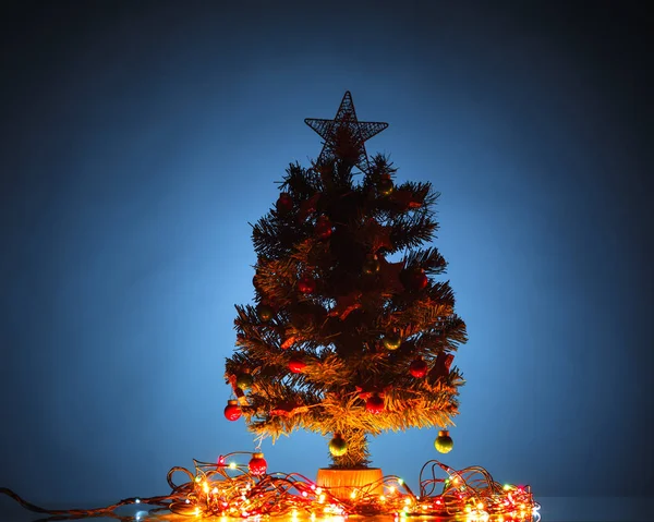 Silueta Árbol Navidad Con Luz Festiva Fondo Azul —  Fotos de Stock