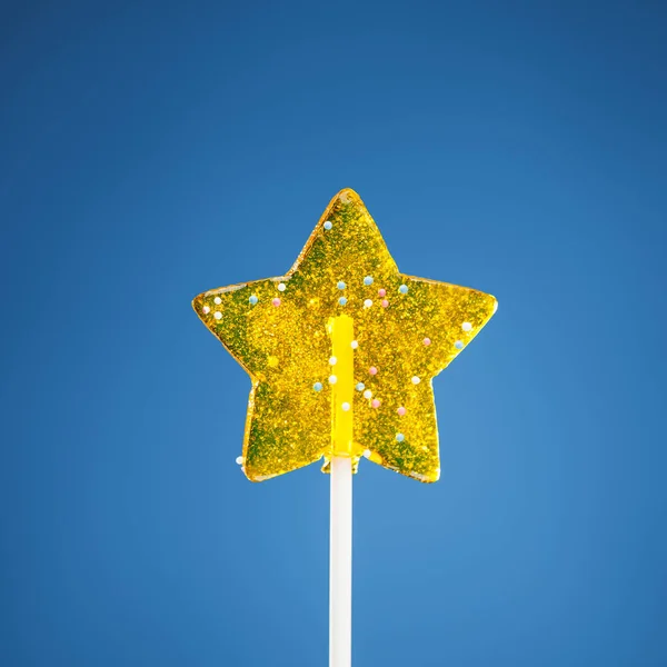 Amarelo Estrela Doce Fundo Azul — Fotografia de Stock