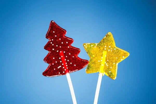 Roter Weihnachtsbaum Und Gelbe Sternbonbons Blauer Hintergrund — Stockfoto