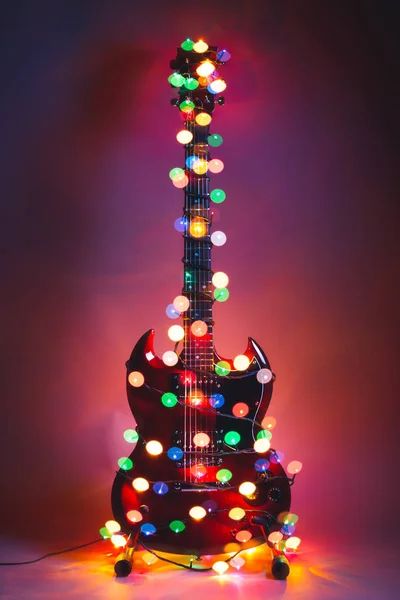 带圣诞花环灯的电吉他 — 图库照片