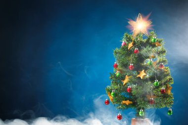Noel ağacı buz sis, mavi arka planda