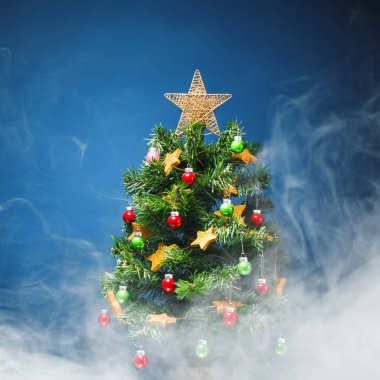 Noel ağacı buz sis, mavi arka planda