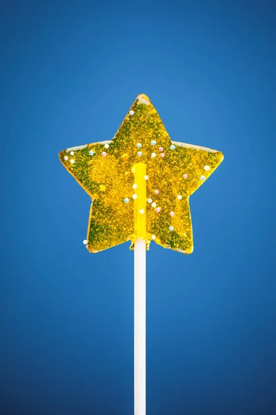 Caramelo Estrella Amarilla Fondo Azul — Foto de Stock