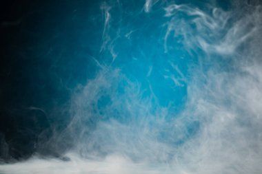 mavi arka plan üzerinde yoğun duman