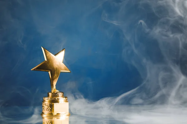 Troféu Estrela Ouro Fumaça Fundo Azul — Fotografia de Stock