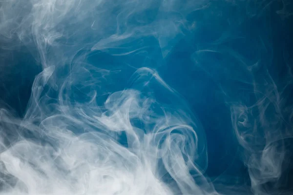 青の背景に濃い煙 — ストック写真