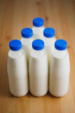 Süt şişelerini ahşap tablo