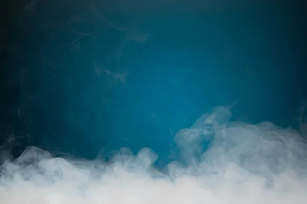 Humo Denso Sobre Fondo Azul —  Fotos de Stock