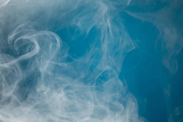 Fumaça Densa Fundo Azul — Fotografia de Stock