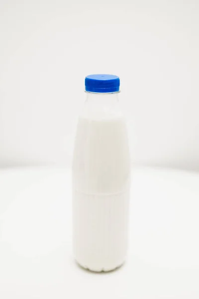 Milchflasche Auf Weißem Tisch — Stockfoto