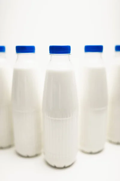Бутылки Молока Белом Столе — стоковое фото