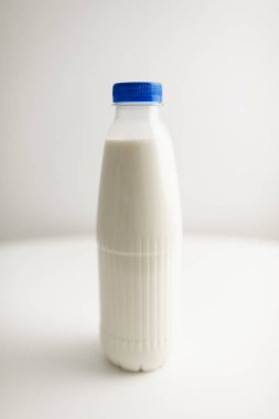 süt şişelerini beyaz masada
