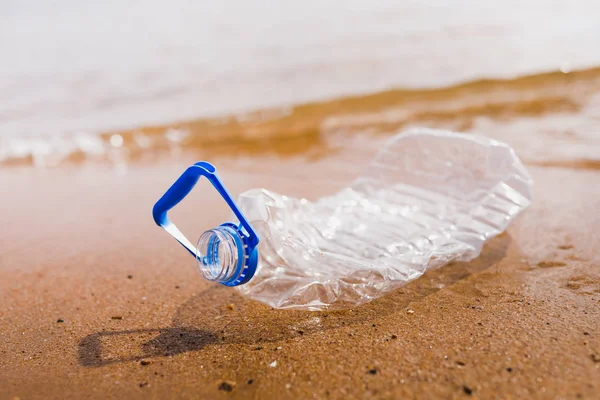 Расточительная Пластиковая Бутылка Пляже — стоковое фото