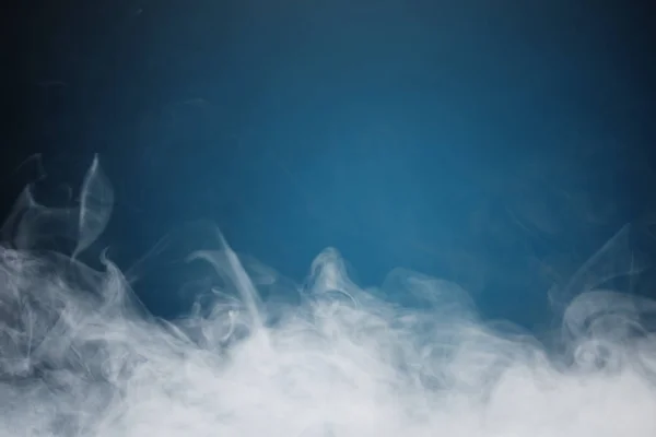 Humo Denso Sobre Fondo Azul — Foto de Stock