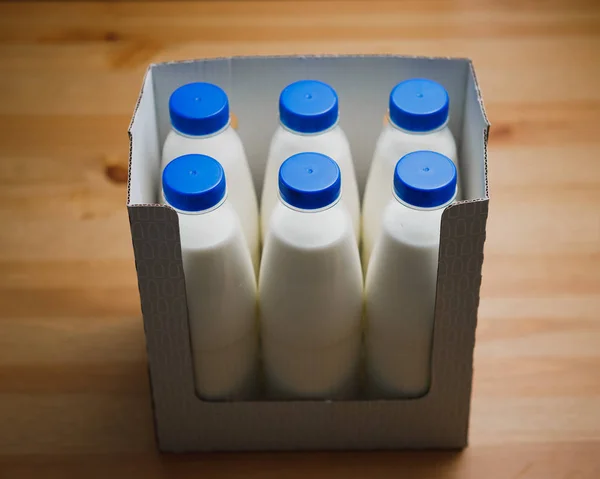 Süt Şişelerini Ahşap Masa Üzerinde Karton Kutu Içinde — Stok fotoğraf