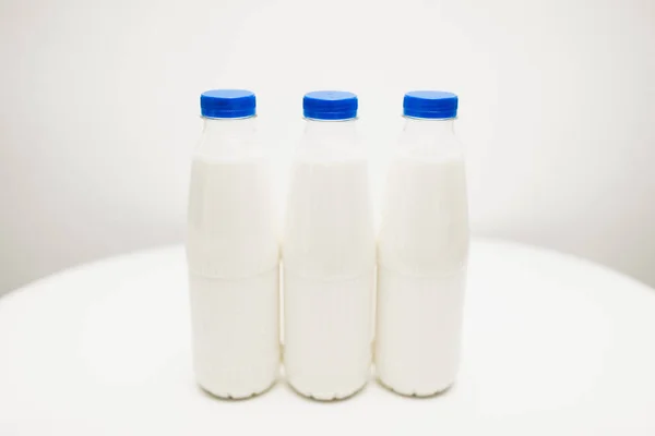 白色桌子上的奶瓶 — 图库照片