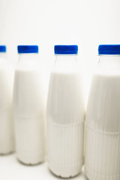 Пляшки Молока Білому Столі — стокове фото