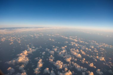 bulutlar doğal arka plan, yan pencere görünümünden