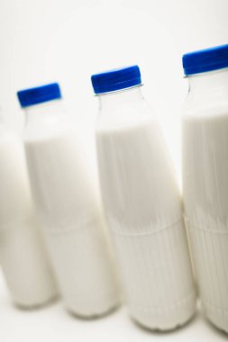süt şişelerini beyaz masada