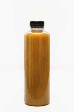 Chia tohum smoothies taze meyve suyu şişesi üzerinde beyaz