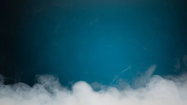 Dichter Rauch Auf Blauem Hintergrund — Stockfoto