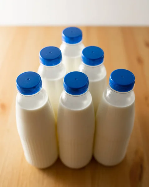Μπουκάλια Γάλα Στο Ξύλινο Τραπέζι — Φωτογραφία Αρχείου