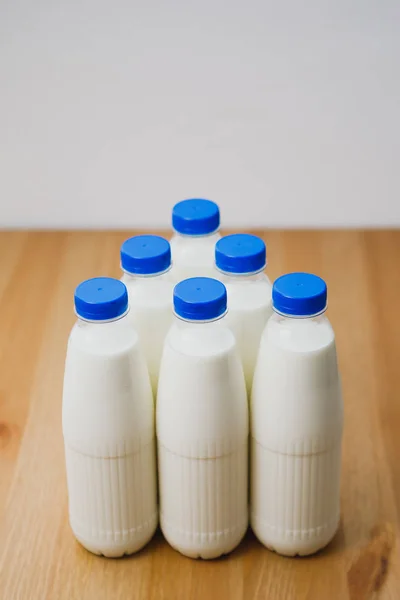 Botellas Leche Sobre Mesa Madera —  Fotos de Stock