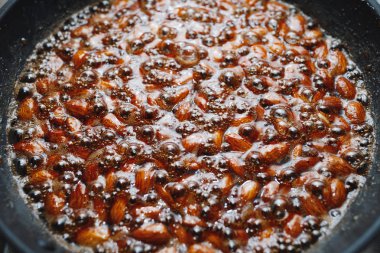 pişirme işlemi, yakından görmek tarçın ile kavrulmuş badem şekeri